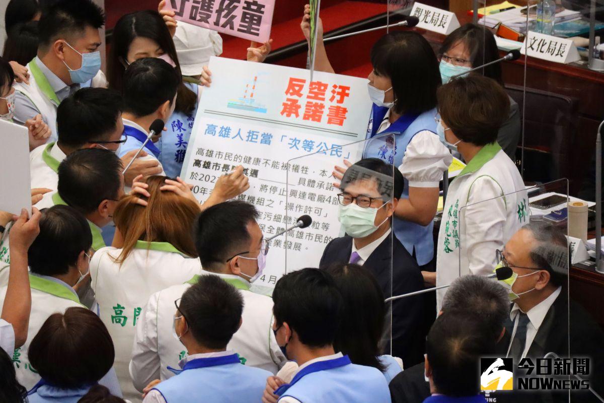 ▲國民黨團要求市長陳其邁簽署「反空汙承諾書」，要求在2021年前停止興達電廠4組燃煤機組的操作許可。（圖／記者鄭婷襄攝，2021.04.12）