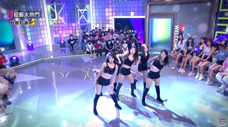 ▲▼李恩菲跌倒後立即起身完成表演。(圖/綜藝大熱門YouTube)