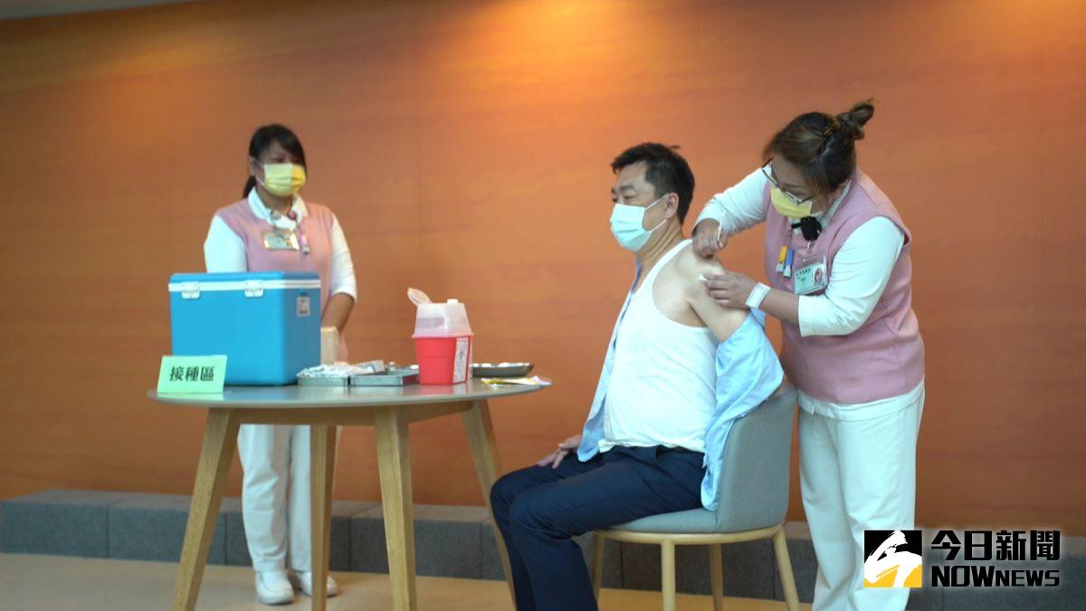 ▲中央疫情指揮中心副指揮官陳宗彥今早在部桃施打AZ疫苗，脫下襯衫秀出內在吊嘎，引來現場一陣驚呼。（圖／記者李春台攝，2021.04.12）