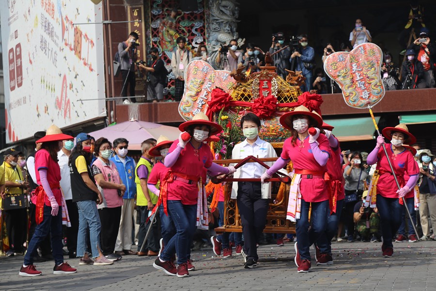 ▲台中樂成宮「旱溪媽祖遶境十八庄」起駕，市長盧秀燕恭送旱溪媽祖起駕(圖／柳榮俊攝2021.4.12)