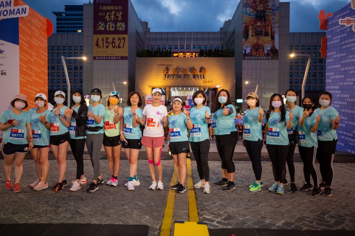 ▲台新金控董事長夫人彭雪芬（左八）親自領跑，台新銀行法人金融事業總處執行長林淑真（右八）及集團內女性主管及員工一同熱情參與。（圖／資料照片）