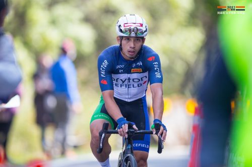 ▲首屆「96聯賽」於今11日開跑,Team Bryton Icefield盧紹軒身為地主選手,在家鄉南投信義鄉「永不放棄-塔塔加站」披掛登場,最終他以2小時46分16秒奪得男子菁英組第二名,並收穫衝刺王Bryton藍衫。(圖/96自転車提供) ▲首屆「96聯賽」於今11日開跑,Team Bryton Icefield盧紹軒身為地主選手,在家鄉南投信義鄉「永不放棄-塔塔加站」披掛登場,最終他以2小時46分16秒奪得男子菁英組第二名,並收穫衝刺王Bryton藍衫。(圖/96自転車提供)