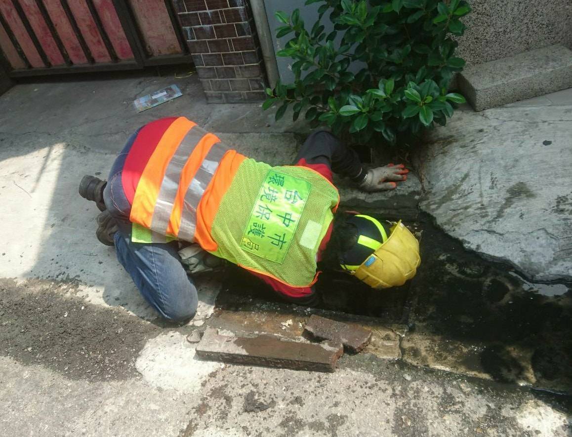 ▲中西區清潔隊為民眾撿拾水溝掉落物，在地化服務足感心(圖／環保局提供2021.4.12)