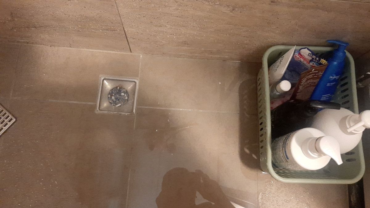 ▲有女屋主爆怨新家入住沒多久廁所排水就出問題，但水電師傅到場一看秒傻眼。（圖／翻攝《爆怨公社》）