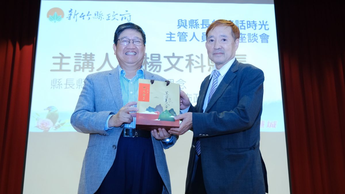 ▲新竹縣長楊文科(左)致贈東方美人茶給莊淇銘教授(右)。(圖／新竹縣政府提供)