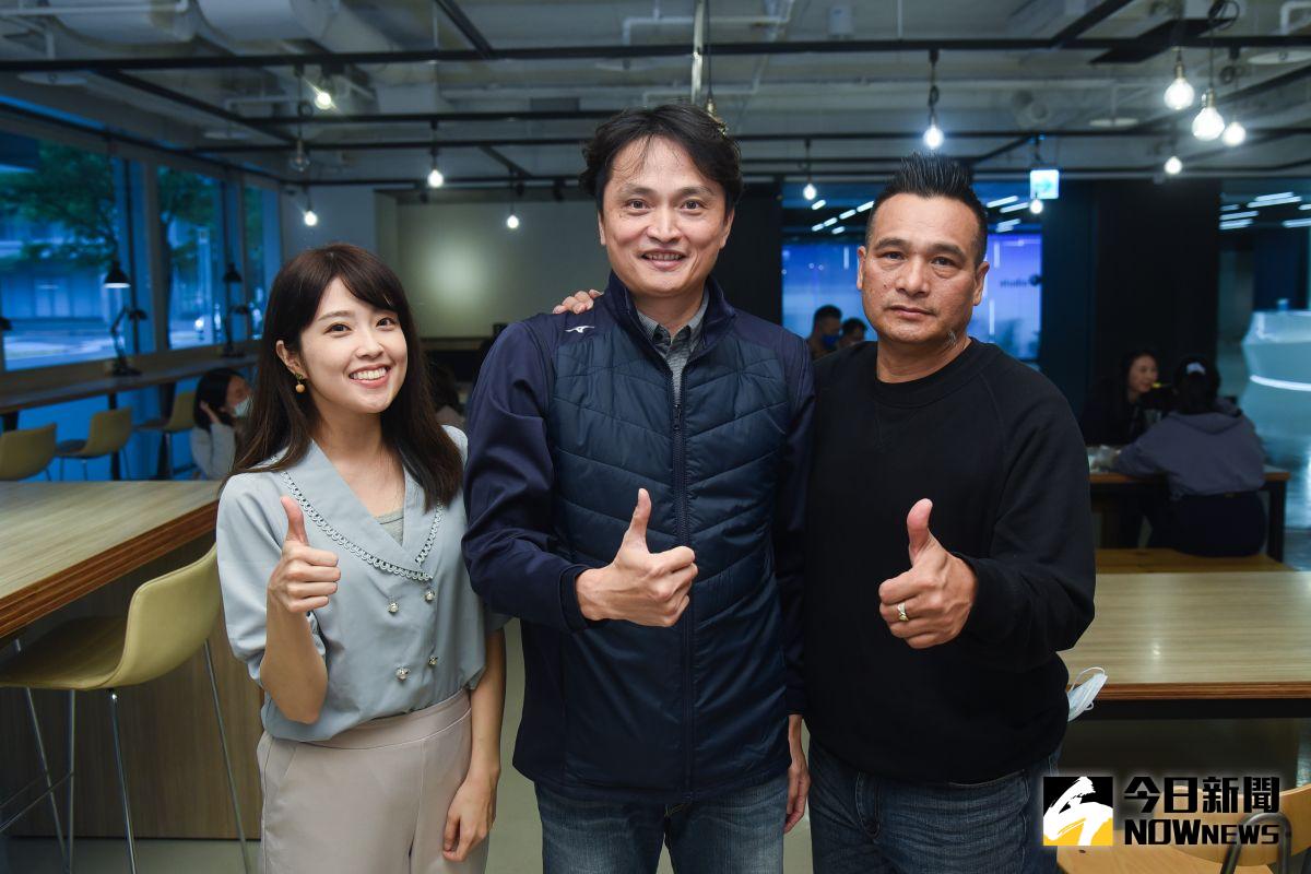 ▲前兄弟象明星二壘手馮勝賢與主持人黃忠義和林奕雯，回顧牛象大戰的經典事件。（圖／陳明安 攝）