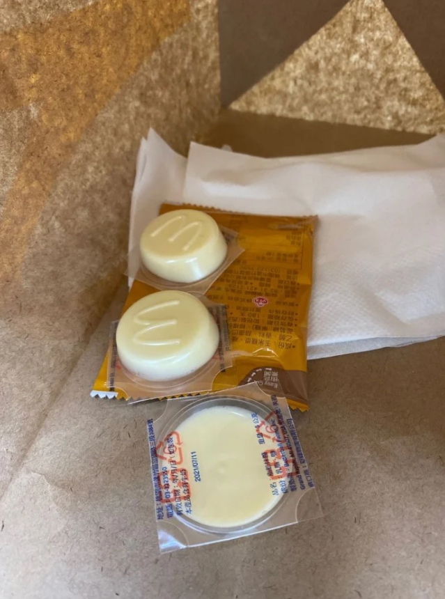 ▲原PO到麥當勞買了鬆餅，袋子一開發現裡面放了3個奶油，比起平常來得還多。（圖／翻攝Dcard）