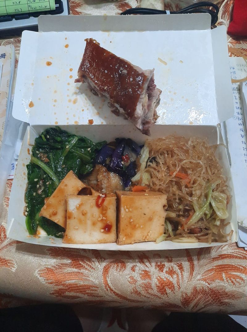 ▲網友覺得自助餐這樣要價80元太貴了。(圖/翻攝自《爆怨公社》臉書)