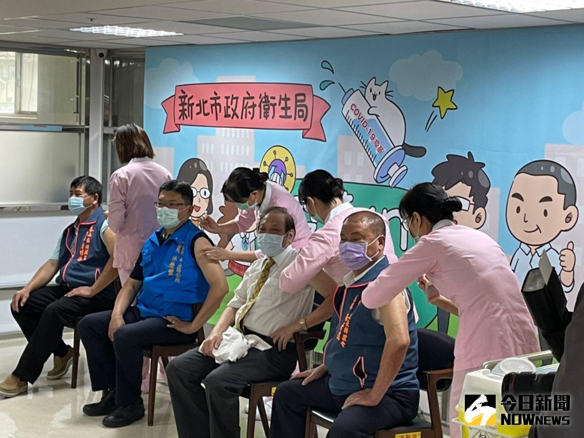 ▲新北市政府今日安排身體最強壯的泰山區長林慶豐（左二），代表區長們率先接種疫苗。（圖／記者陳志仁攝，2021.04.12）