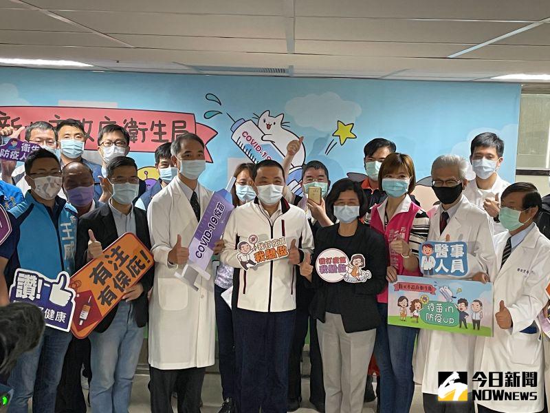 ▲新北市長侯友宜帶領市府團隊前往新北市立聯合醫院三重院區接種疫苗,並鼓勵符合資格者儘快施打。(圖/記者陳志仁攝,2021.04.12)