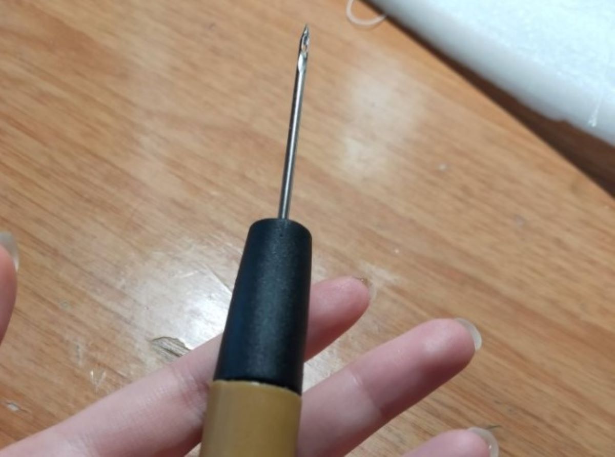 ▲一名女網友逛夜市時，意外發現一個「神秘錐子」，因而好奇該物的真正用途。（圖／翻攝Dcard）