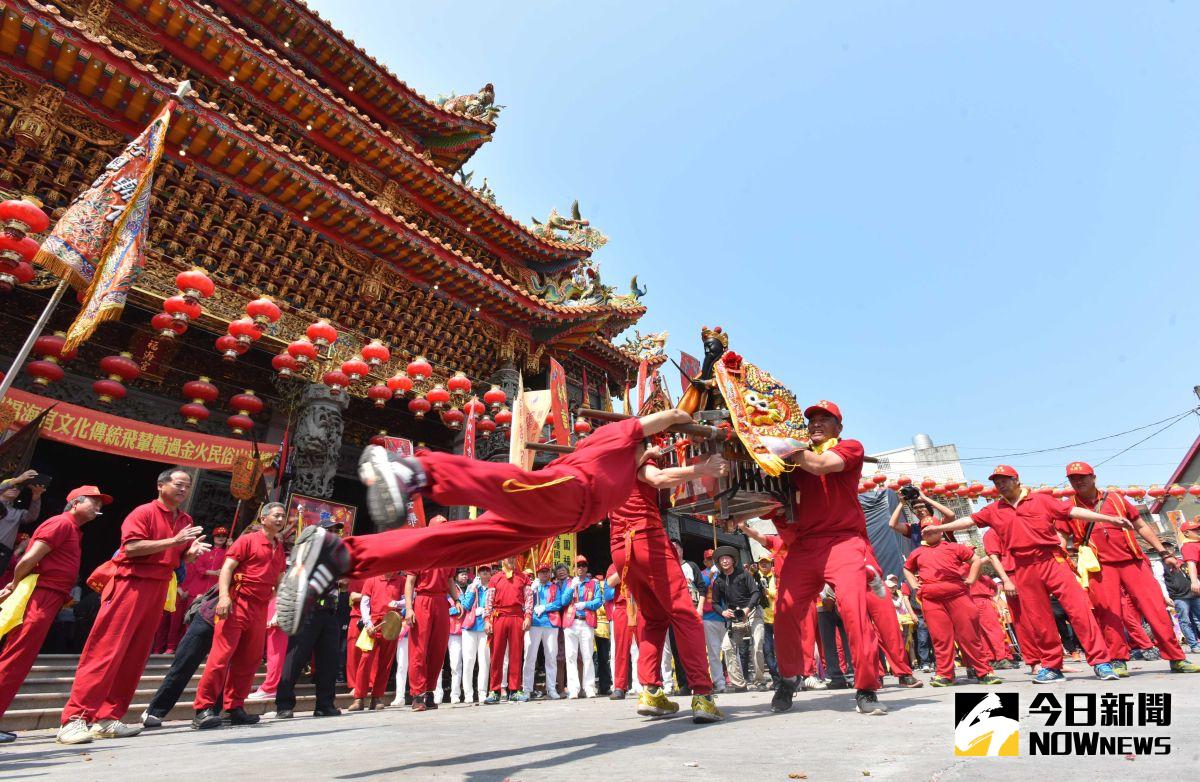 ▲大園區竹圍街福海宮將於4月19日舉辦擁有百年歷史的「飛輦轎、過金火」獨特文化活動。（圖／資料照片，記者李春台攝）