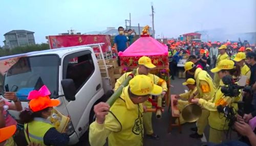 白沙屯媽祖選擇的停駕地點都與民生相關。(圖/翻攝自白沙屯媽祖網路電視台) ▲一名男子跟隨白沙屯媽祖遶境隊伍,祈求成功徵到老婆,沒想到真的被陌生女子搭訕要LINE。(圖/翻攝自白沙屯媽祖網路電視台)