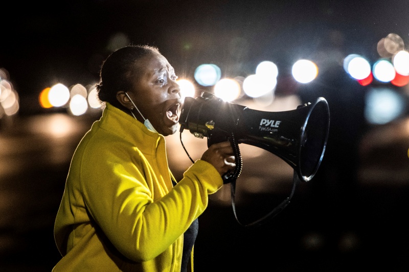 ▲明尼蘇達州明尼阿波利斯市（Minneapolis），11日又發生非裔男子遭女警射殺的事件，當地警方聲稱女警是誤將手槍當做電擊槍。此事再度引起當地非裔族群不滿，上街抗議疾呼。（圖／美聯社／達志影像）