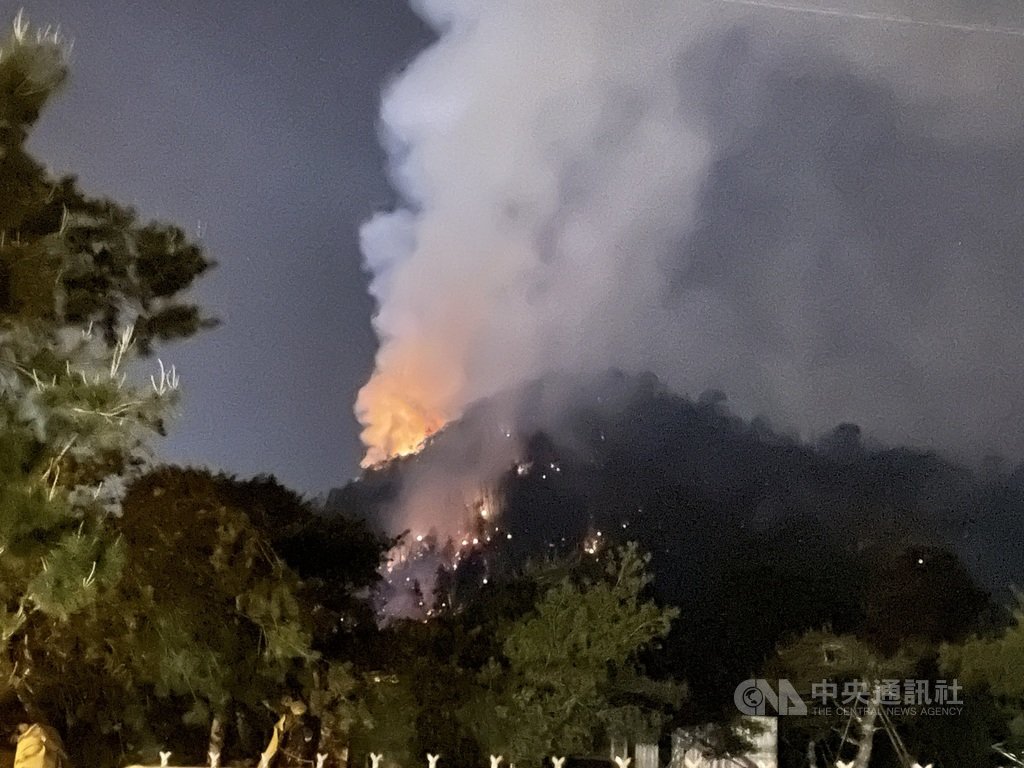 ▲南投縣魚池鄉12日發生山林火警，陣陣濃煙直竄天際，消防局、義消、南投林管處開闢防火線漏夜搶救。（圖/中央社）