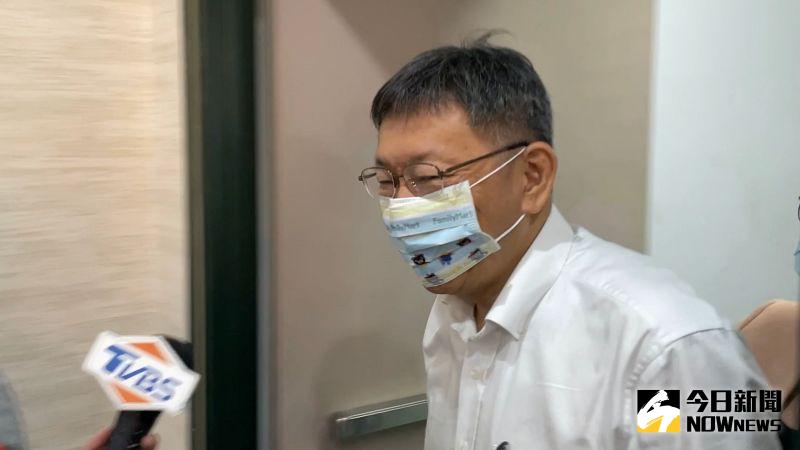 ▲台北市長柯文哲施打完AZ疫苗後,13日上午正常上班並準時出席晨會。被守候在場的記者詢問身體狀況如何,柯文哲則表示「還可以正常上班」。(圖/記者丁上程攝,2021.04.13)