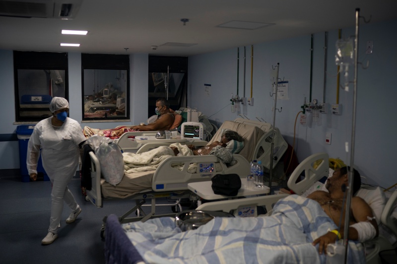 ▲巴西新冠染疫死亡人數突破40萬大關。圖為里約熱內盧一處醫院收治新冠患者的病房。（圖／美聯社／達志影像）