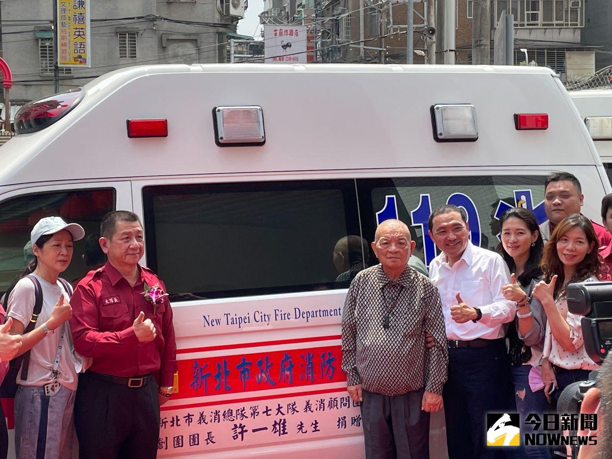 ▲新北市義消總隊第七大隊創團的團長許一雄，今日捐贈新北市政府消防局救護車一輛，希望能大幅提升中永和區域緊急救護的能力。（圖／記者陳志仁攝，2021.04.13）