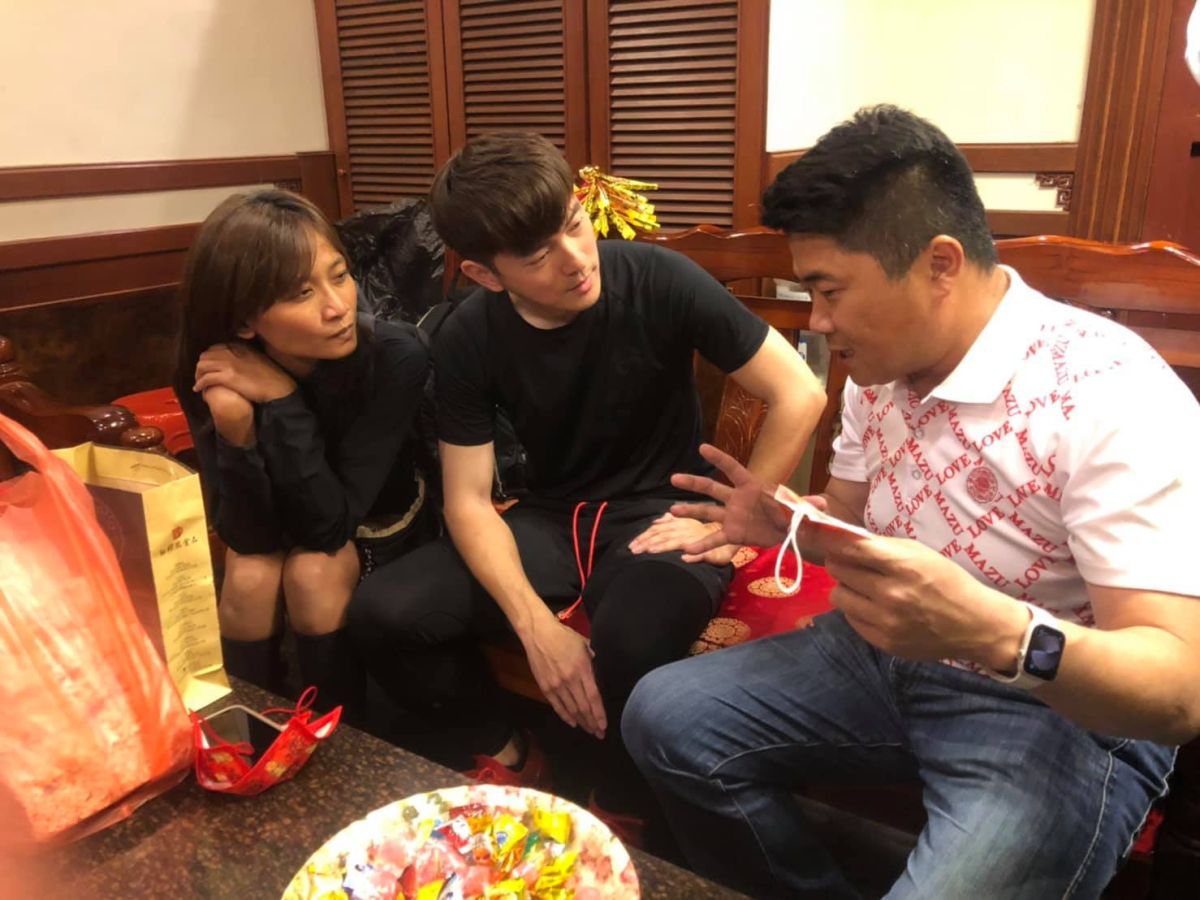 ▲宥勝（中）夫妻與顏寬恒（右一）相見歡。（圖／顏寬恒臉書）