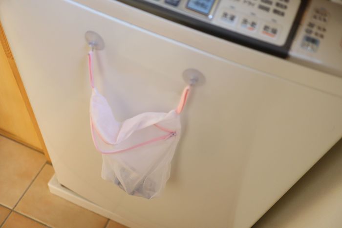 ▲塑膠袋、洗衣夾等時常遺失的小物品,也能用洗衣袋集中收納,放置顯眼處。(圖/翻攝暮らしニスタ)