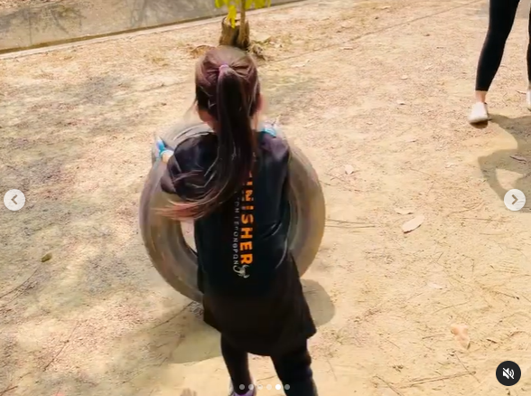 ▲昆凌帶兒女參加斯巴達障礙跑。(圖/昆凌IG)