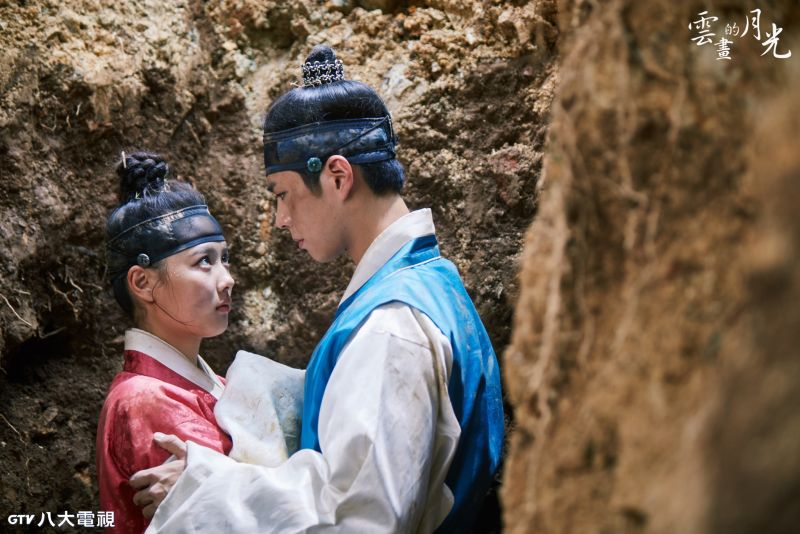 ▲朴寶劍(右)劇中掉進陷阱時自創「湯飯混蛋」台詞引起迴響。(圖/八大電視)