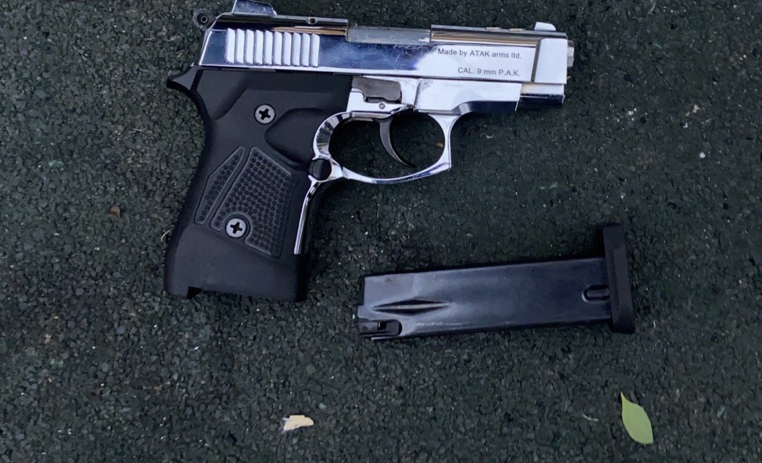 ▲李姓載女友遊玩，在車上把玩改造槍枝，槍枝丟棄草叢。▲(圖／民眾提供2021.4.13)