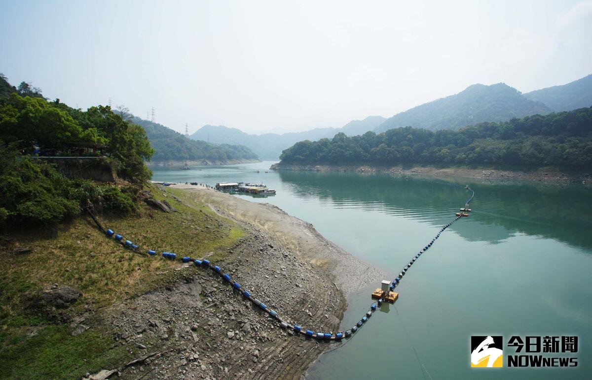 ▲久旱不雨，石門水庫水位持續探底，國軍將提供淨水設備將埤塘水源淨化之後供給民眾及產業使用。（資料照片／記者李春台攝 ）