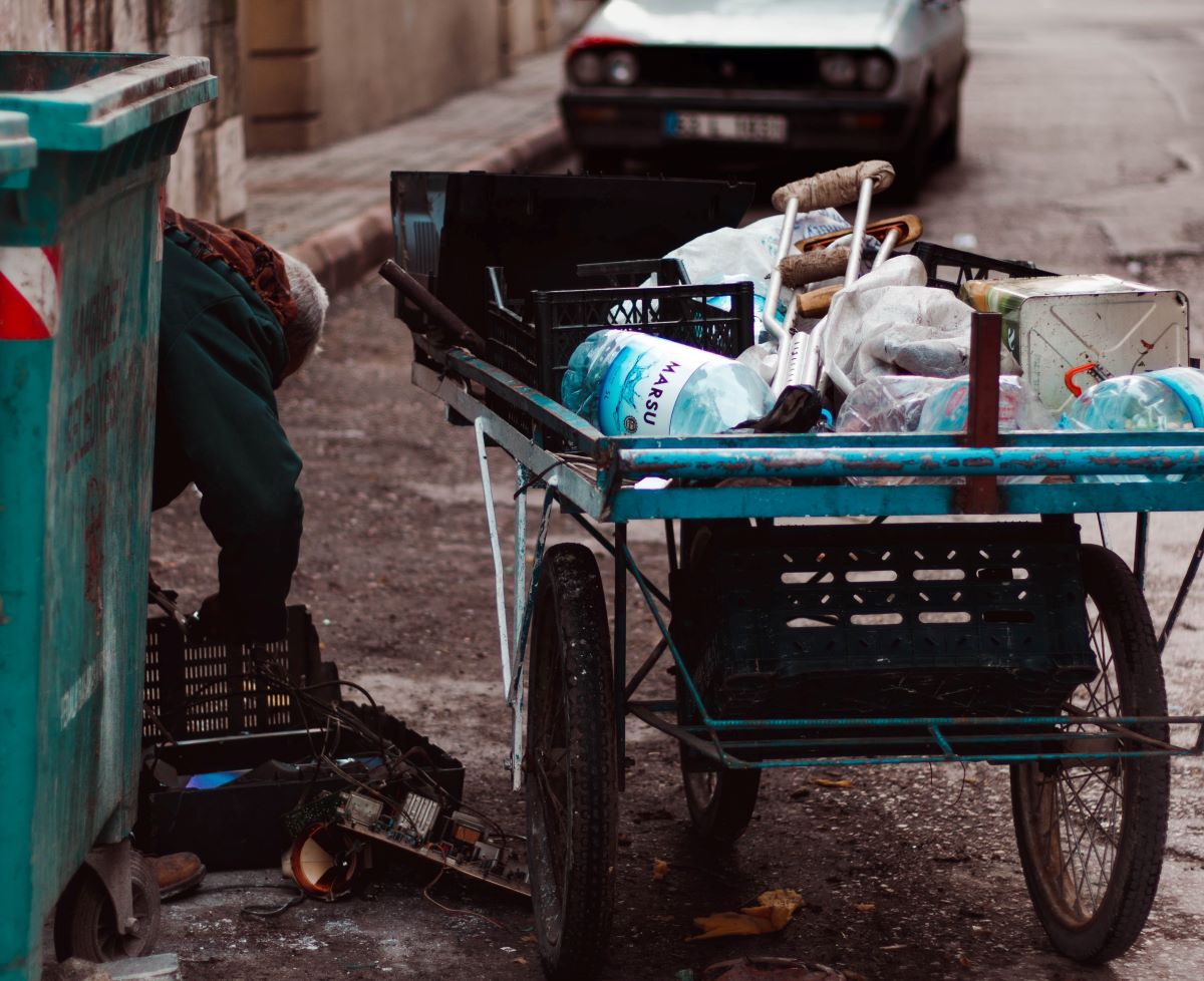 ▲有網友好奇詢問「撿回收的有兩三間透天，是都市傳說嗎？」對此，就引來不少人揭開真相。（示意圖，圖中人物與本文無關／翻攝Pexels）