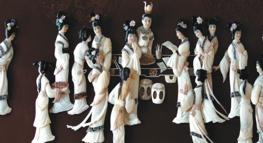 ▲夏雨綴以紅樓夢作為靈感來源，雕出中國古典小說場景。(圖|翻攝自影片)