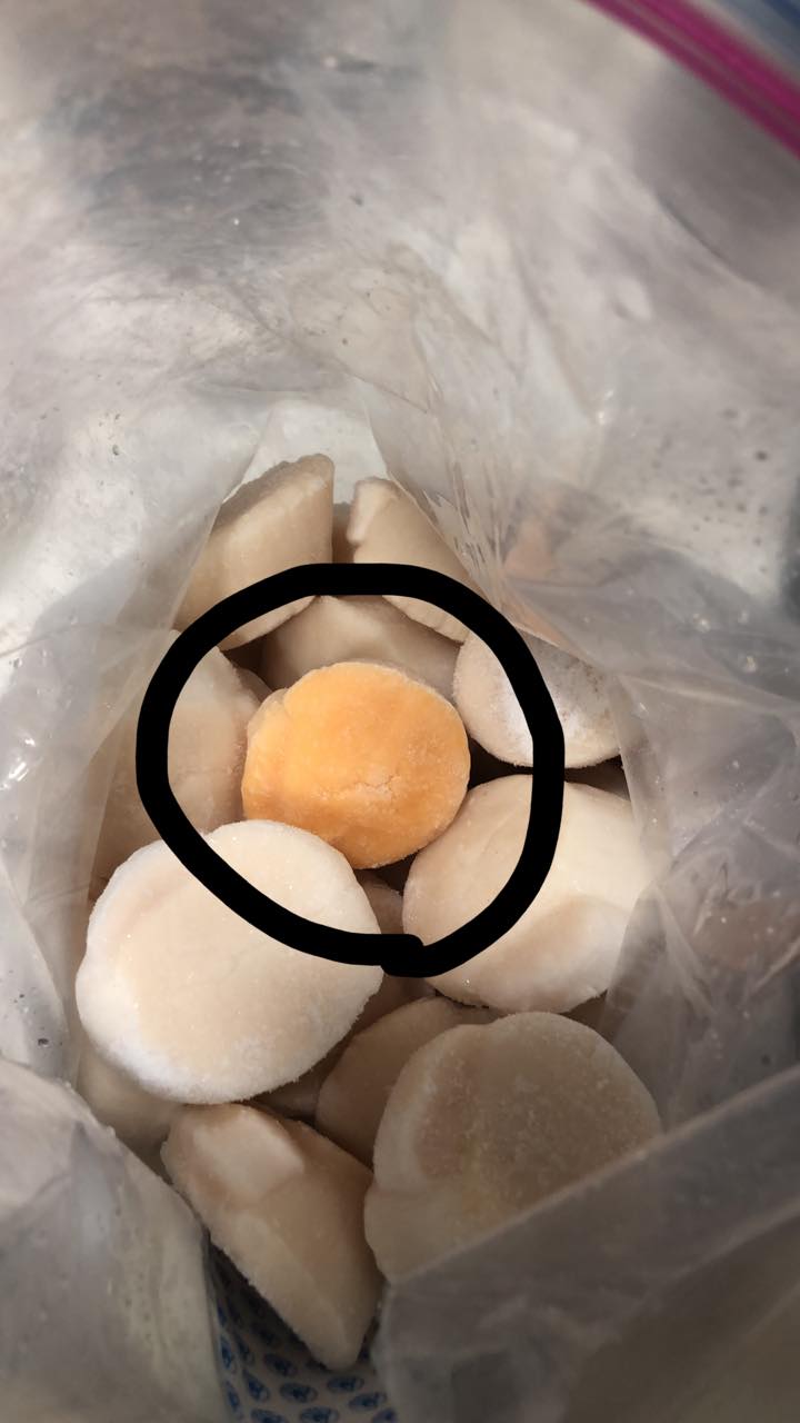 ▲原PO發現整袋干貝裡有一顆呈現金黃色。(圖/翻攝Costco好市多