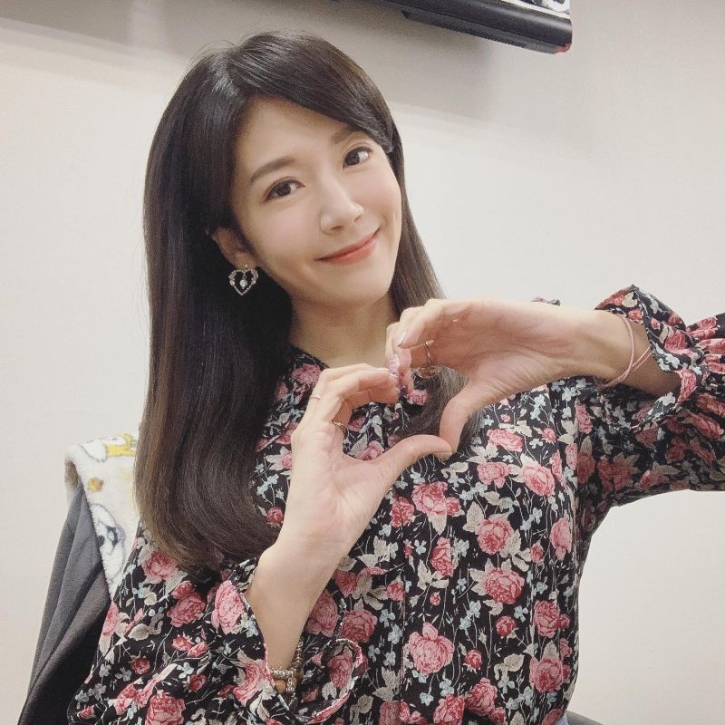 ▲▼鄭亦真形象知性、氣質出眾。(圖/鄭亦真臉書、IG)