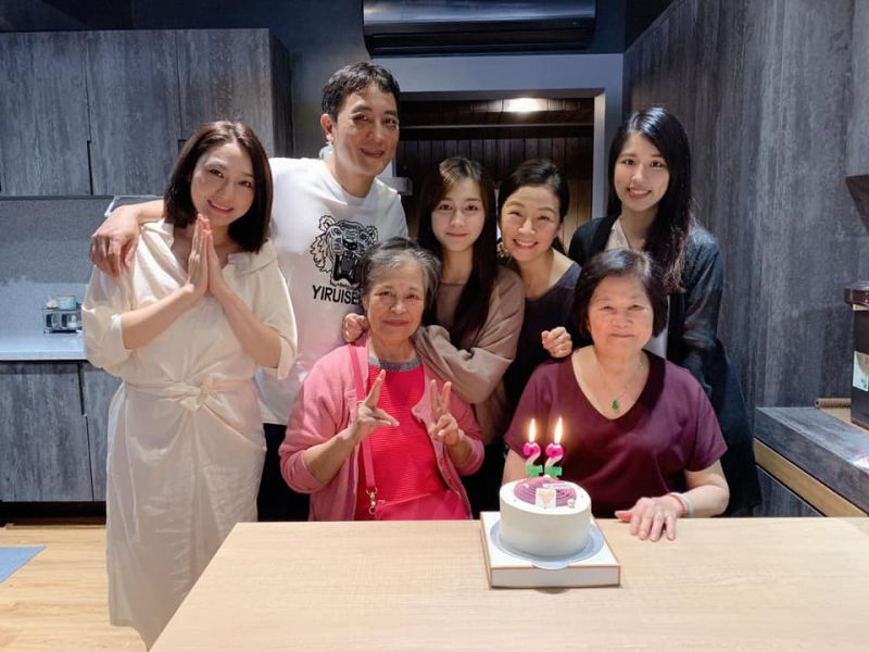 ▲2021年4月，于冠華（左二）摟著妻子蘇珍瑩，與方文琳（右二）與女兒齊優（左一）、齊薇（左三）聚會。（圖／翻攝自齊薇臉書）