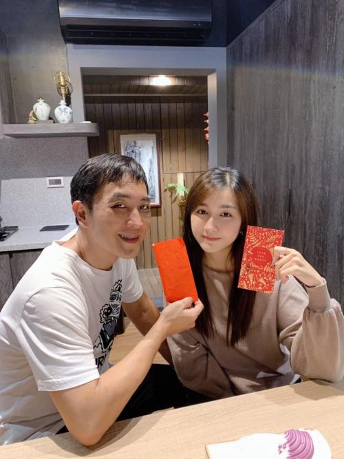 ▲于冠華（左）鬆口準女婿小金的身分，右為他的小女兒于齊薇。（圖／齊薇臉書）
