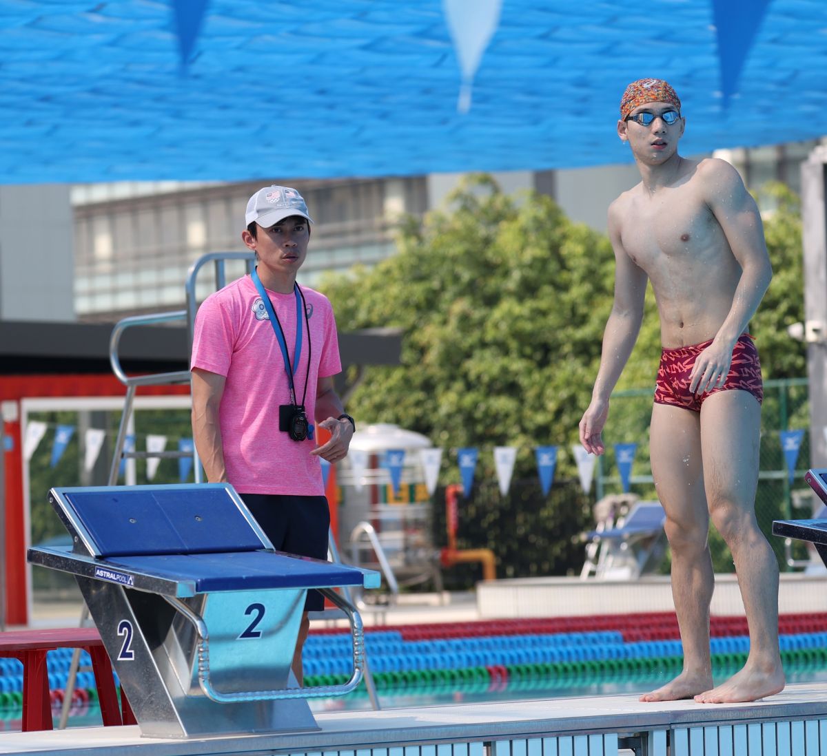 ▲2020東京奧運邁入倒數100天，「台灣蝶王」王冠閎(右)最佳成績可以排在2016年里約奧運第7名，教練黃智勇(左)盼東奧能帶給國人驚喜，打破史無前例晉級決賽，成為前8強。（圖／體育署提供）