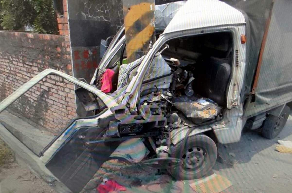 ▲小貨車黃姓駕駛由屏東縣麟洛鄉信義路（北向南）行駛，疑似疲勞駕駛偏向自撞路旁電線桿，致自小貨車車頭毀損。（圖／記者黃正忠翻攝, 2021.04.14）