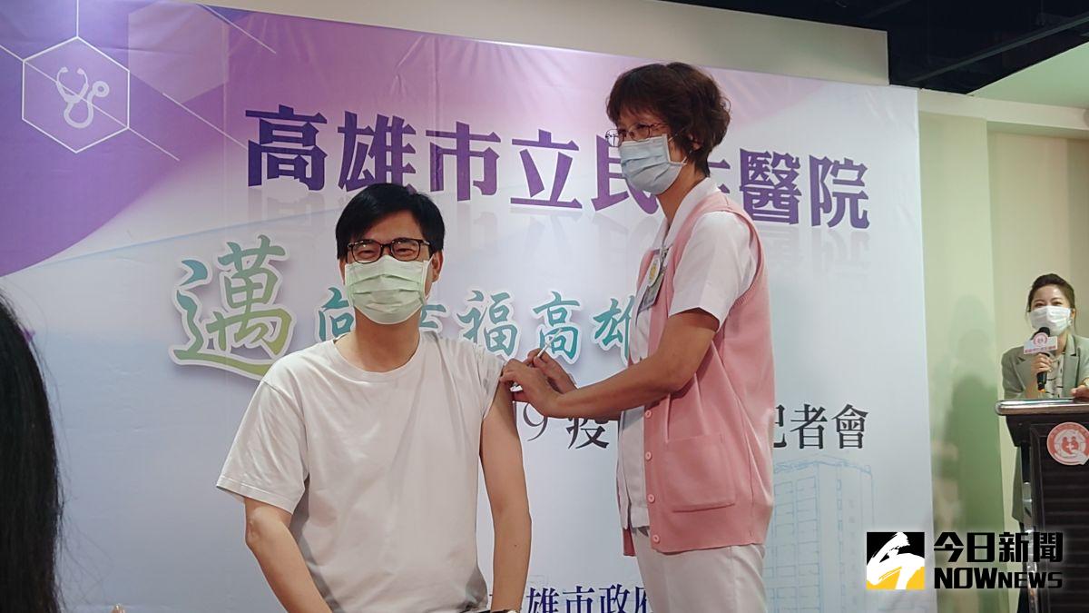 ▲陳其邁今日到民生醫院接種AZ疫苗。（圖／記者鄭婷襄攝，2021.04.14）