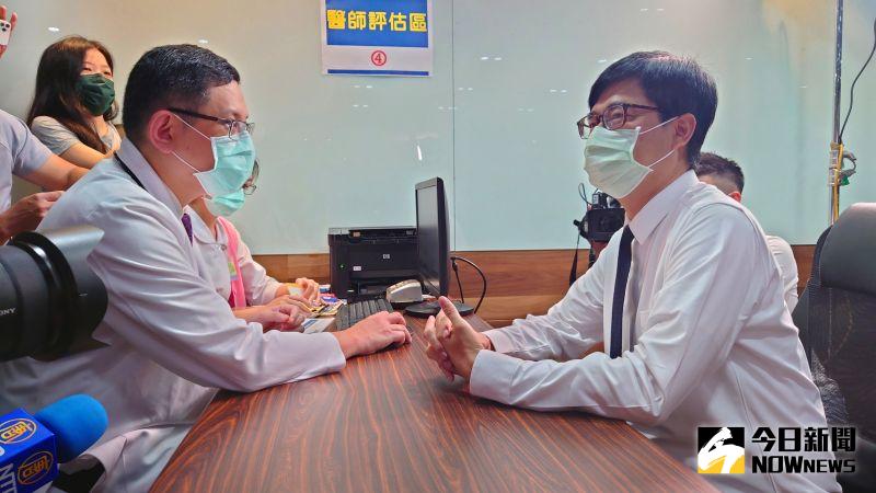 ▲陳其邁接種AZ疫苗前,先依程序填寫同意書,經醫師問診及檢查。(圖/記者鄭婷襄攝,2021.04.14)