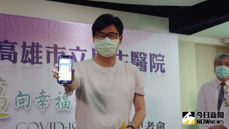 ▲市長陳其邁現場示範，接種完疫苗後手機掃描Taiwan