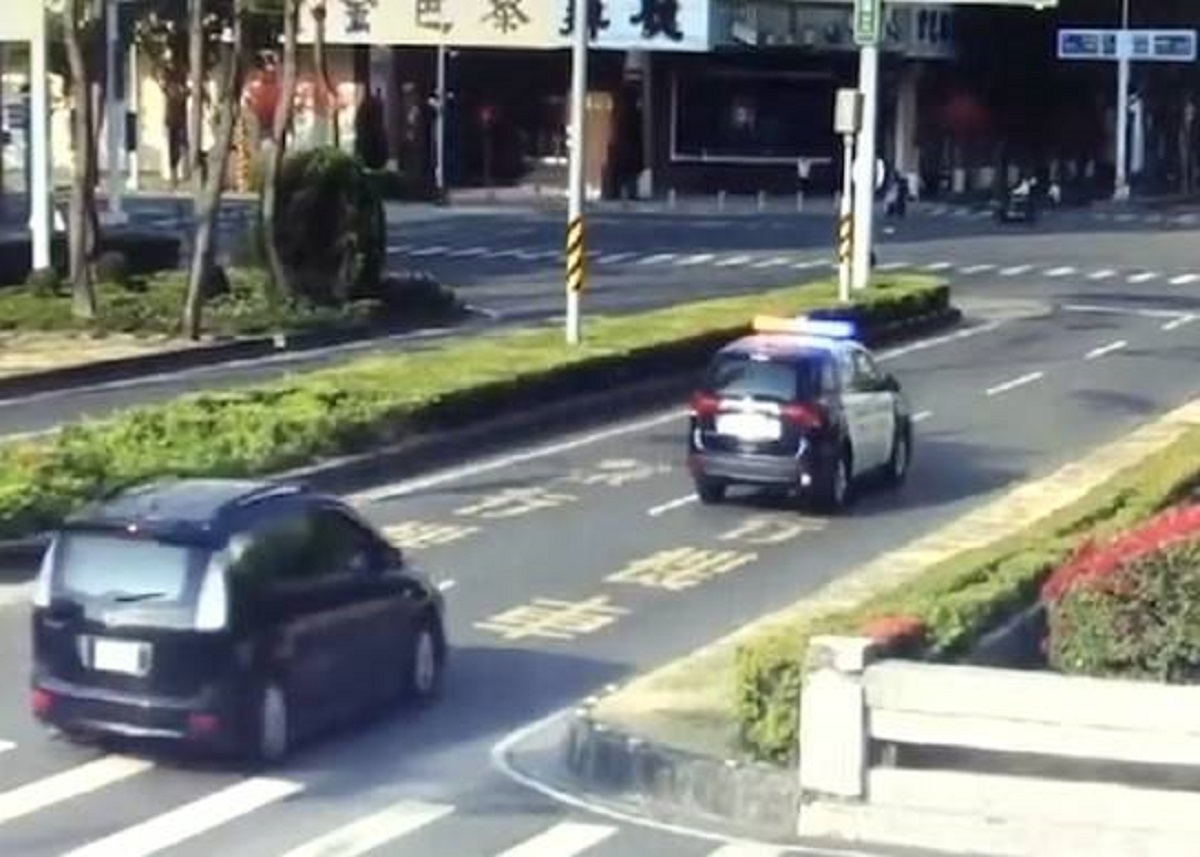 ▲潘姓民眾日前於家中昏迷，家屬於自行送醫途中遇見苓雅分局巡邏警車遂急忙按喇叭請求警方協助送醫急救。（圖／記者郭凱杰翻攝）