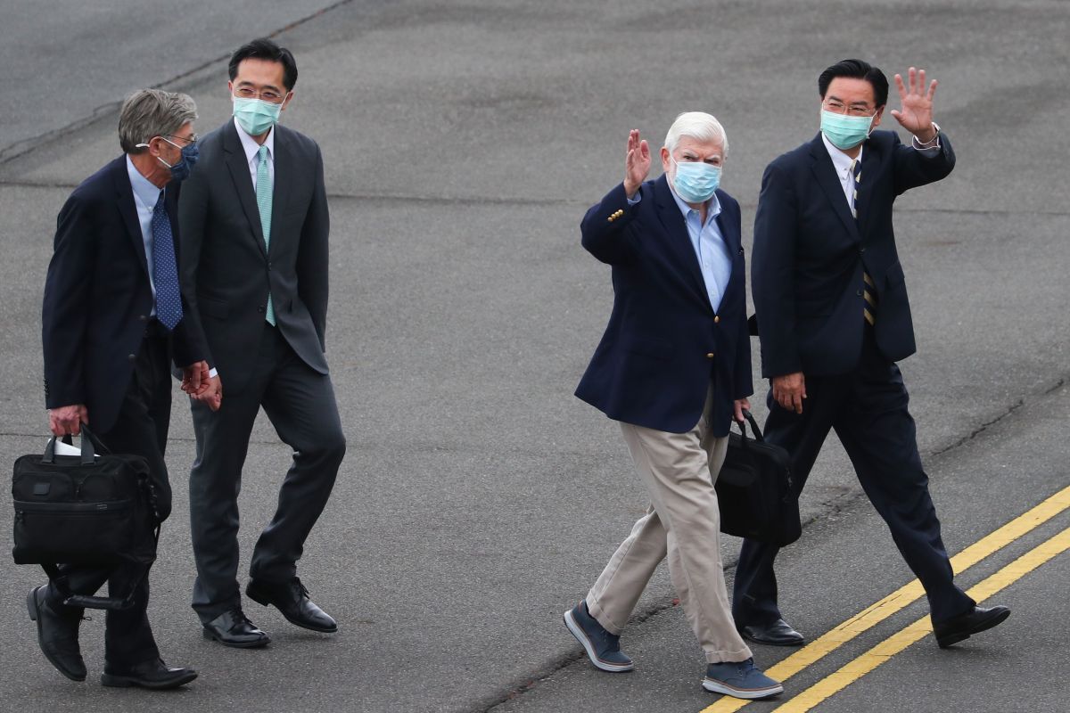 ▲美國總統拜登摯友、前參議員陶德（右2）所率訪問團搭乘專機，14日下午順利飛抵松山機場。（圖／外交部提供）