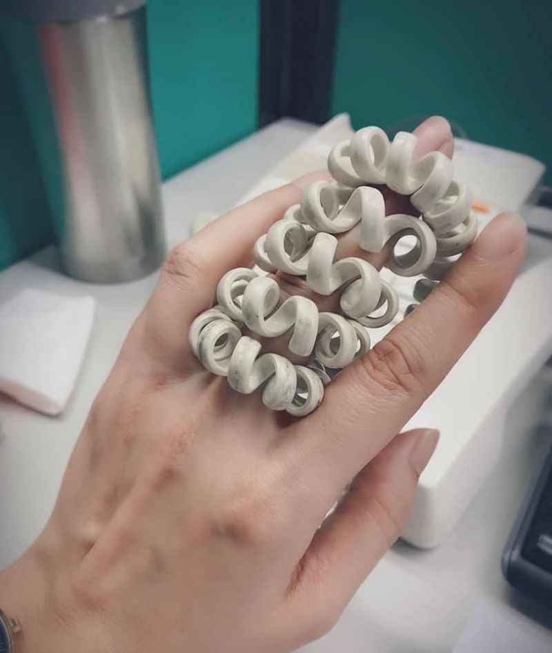 ▲網友紛紛用電話線纏繞手指,一秒走在時尚的風口浪尖上。(圖/翻攝自宅女小紅臉書)