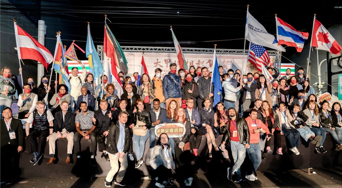 ▲AIT官員及13國外交代表，上周出席大甲媽遶境起駕儀式。（圖／翻攝自AIT臉書粉絲頁）