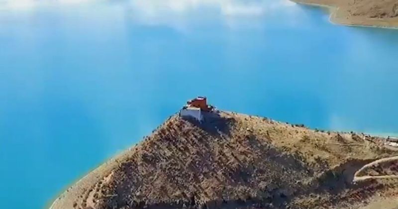 ▲日托寺位於西藏羊卓雍錯湖 (Yamdrok Lake) 中近期被冠上世上「最孤獨寺廟」的封號。(圖/擷取自China Daily/ANN)