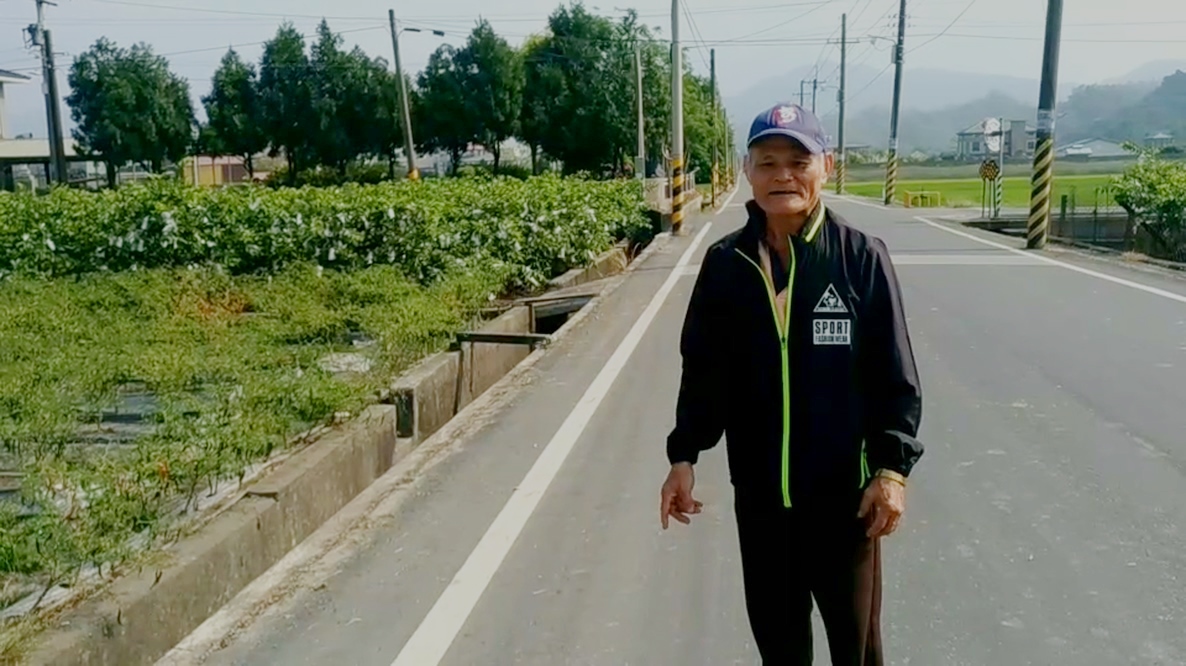 ▲蕭姓老農在圳溝旁農田撿到27,000元和一個皮夾。（圖／翻攝畫面）