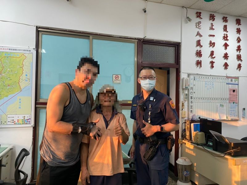 ▲倪姓港男(左)十分感謝熱心的蕭姓老農(中),和警方的協助,讓他順利找回皮夾。(圖/翻攝畫面)