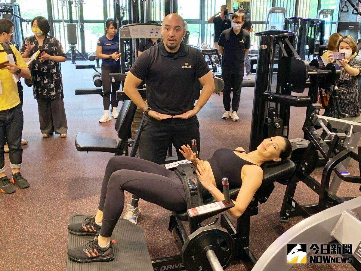 ▲教練與代言人Akemi示範示範今夏最夯健身器材。（圖／記者陳美嘉攝，2021.04.14）