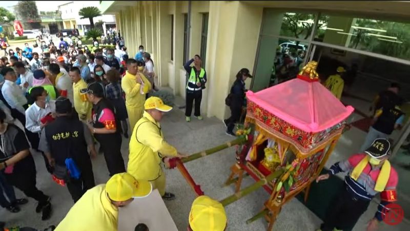▲白沙屯媽祖與山邊媽祖停駕興農股份有限公司,下午兩點半起駕。(圖/翻攝自白沙屯媽祖網路電視台)