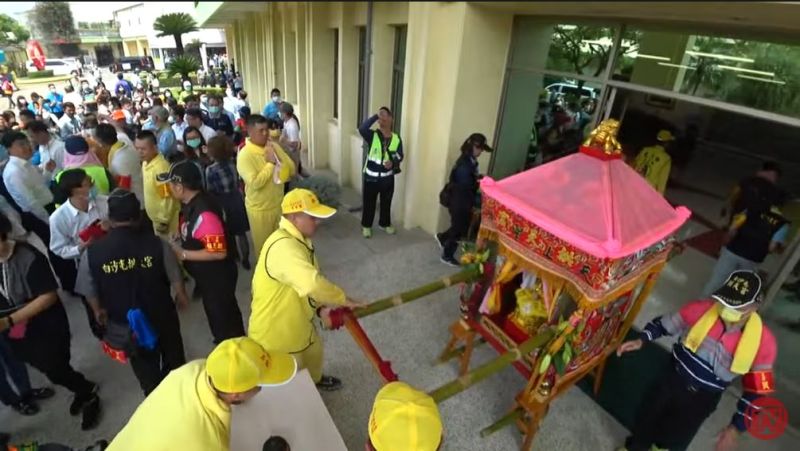 ▲白沙屯媽祖與山邊媽祖停駕興農股份有限公司，下午兩點半起駕。（圖／翻攝自白沙屯媽祖網路電視台）