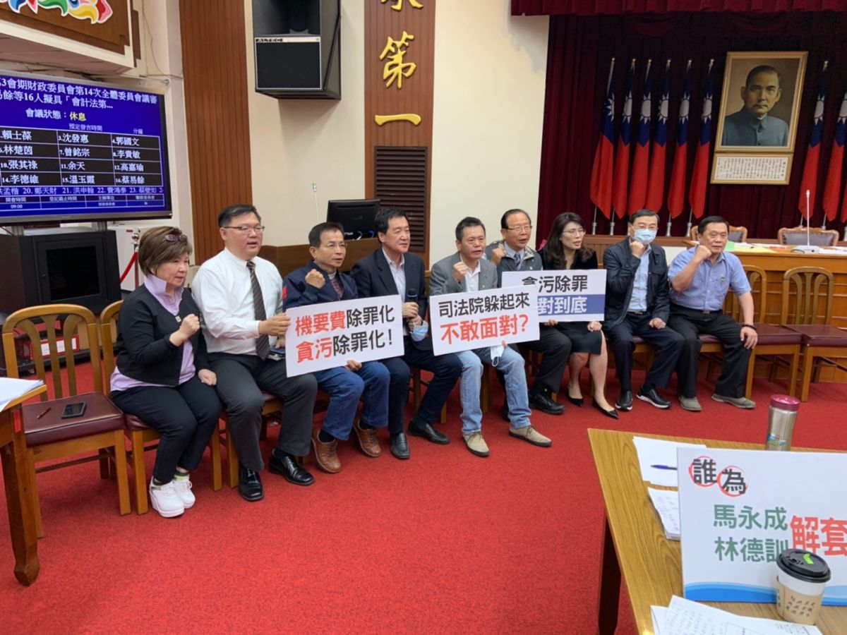 ▲國民黨團質疑綠委蔡易餘提出的會計法修法版本在幫前總統陳水扁的國務機要費案解套，他們15日上午發動杯葛，財政委員會召委郭國文宣布休息，國民黨團續留委員會避免郭又回來宣布開會。（圖／記者吳承翰攝，2021.04.15）